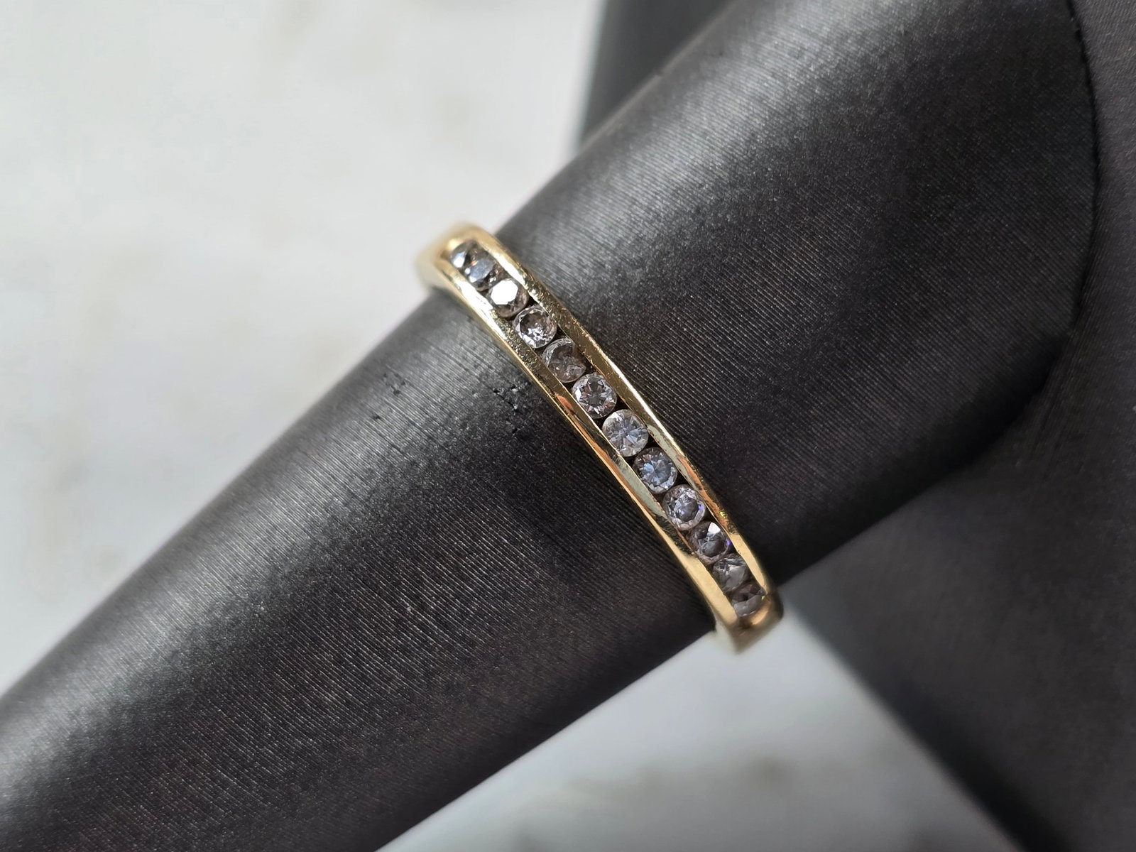 Womens Vintage Estate 14k Gold Diamond Tessler Weiss Ring: A WOMENS VINTAGE ESTATE 14K GOLD DIAMOND RING MADE BY TESSLER WEISS. THE RING WEIGHS 3.2g, AND IS A SIZE 9.25. THE CARAT WEIGHT OF THE DIAMONDS ARE ABOUT 0.36cts. THE WIDTH OF THE RING IS 1/8". BE SUR