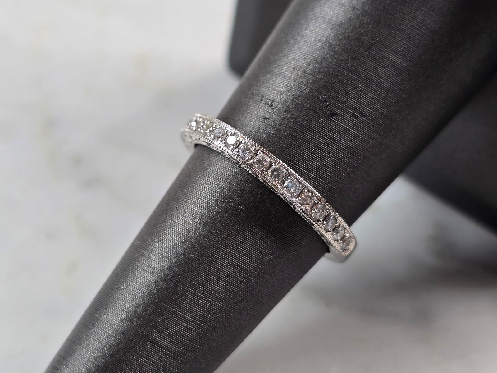 Womens Vintage Estate 14k White Gold Neil Lane Diamond Ring: A WOMENS VINTAGE ESTATE 14K WHITE GOLD DIAMOND RING DESIGNED BY NEIL LANE. THE RING WEIGHS 3.1g, AND IS A SIZE 6.75. THERE ARE 28 SMALL DIAMONDS IN THIS RING. THE WIDTH OF THE RING IS 1/8". ANY QUESTI