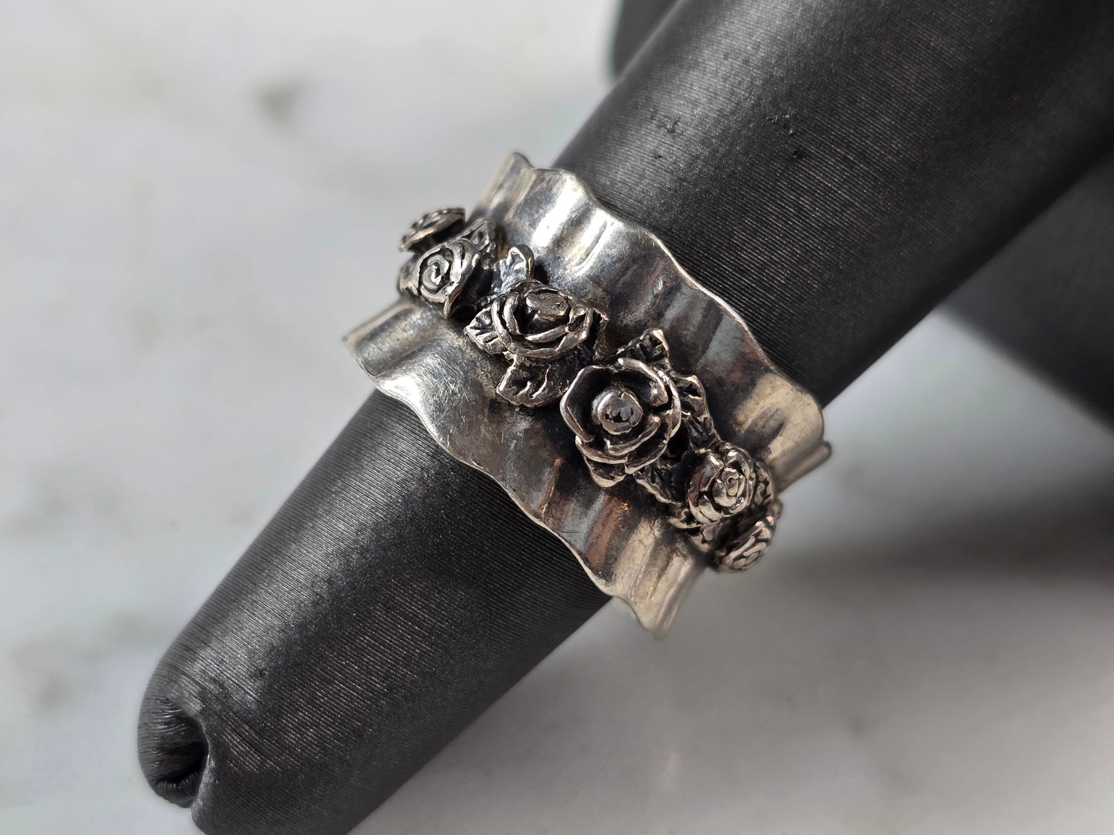 Womens Vintage Estate Sterling Silver Israel Floral Flower Band Ring: A WOMENS VINTAGE ESTATE STERLING SILVER FLOWER RING THAT WAS MADE IN ISRAEL. THE RING WEIGHS 8.6g, AND IS A SIZE 5.75. THE WIDTH OF THE RING IS 1/2". ANY QUESTIONS PLEASE DO NOT HESITATE TO ASK. BE SU