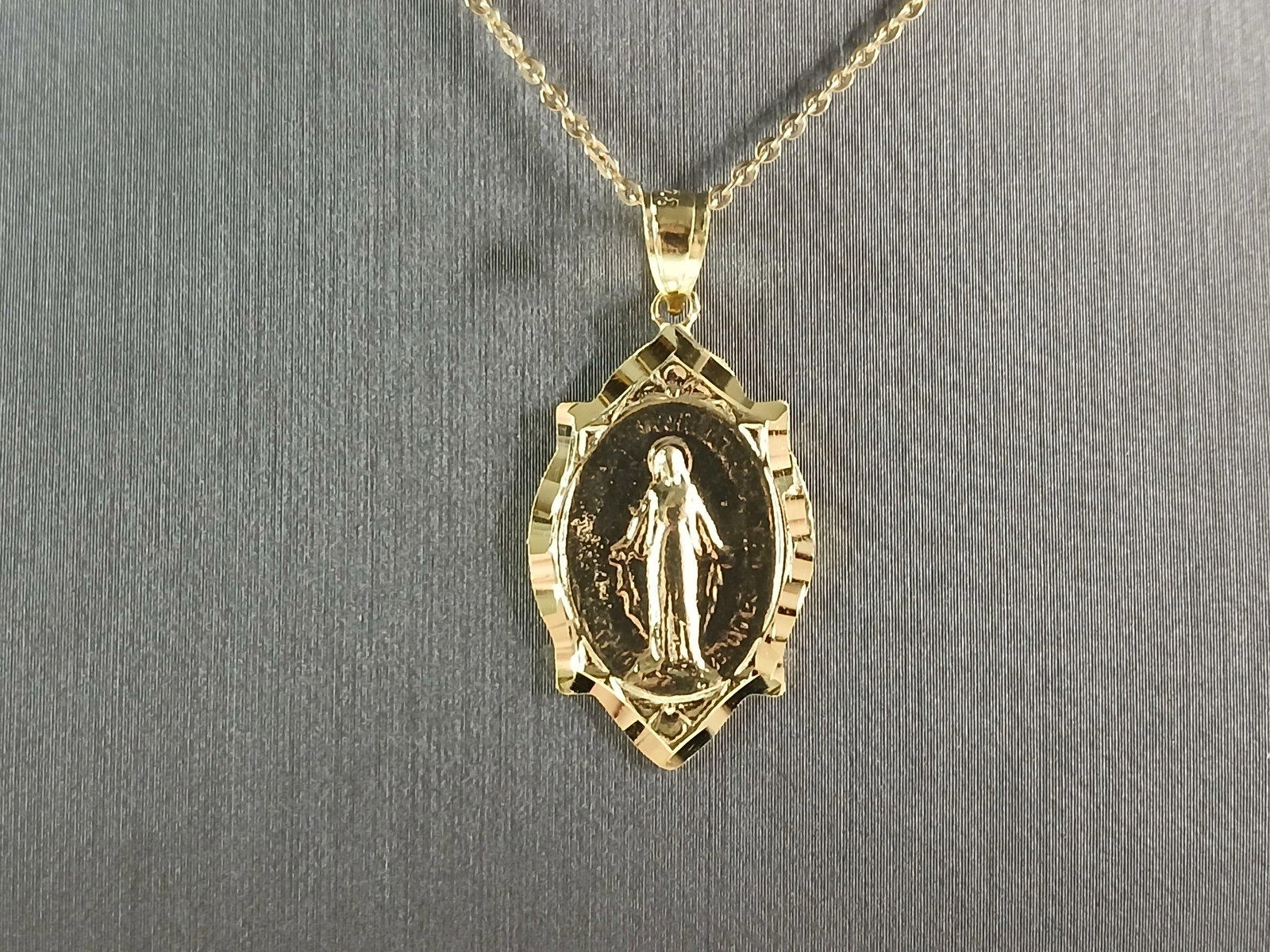 Womens Sterling Silver Gold Tone Virgin Mary Pendant Necklace: A WOMENS STERLING SILVER GOLD TONE RELGIOUS VIRGIN MARY PENDANT WITH NECKLACE. THE TOTAL WEIGHT IS 3.9g. THE PENDANT MEASURES 1 1/4" LONG BY 5/8" WIDE. THE NECKLACE MEASURES 18" LONG AND IS ADJUSTABLE