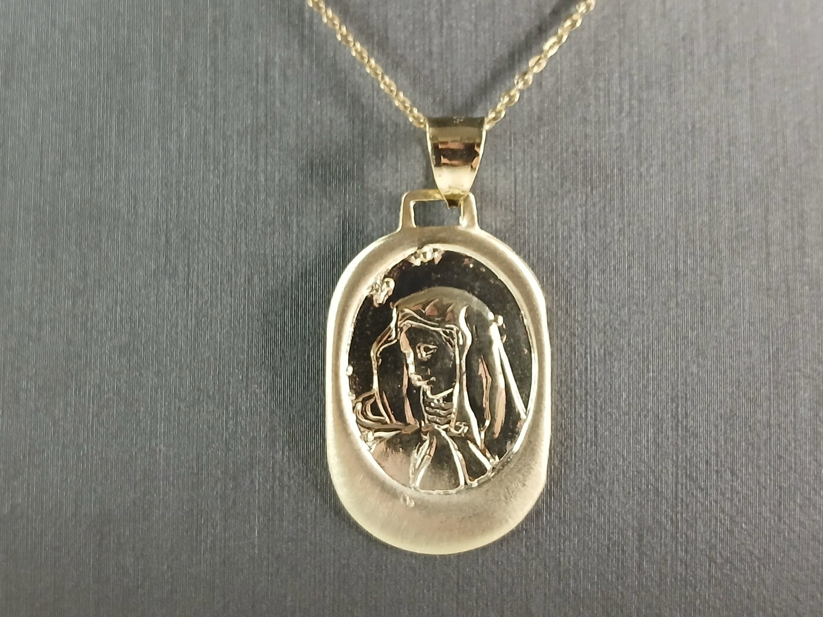Womens Sterling Silver Gold Tone Virgin Mary Pendant Necklace: A WOMENS STERLING SILVER GOLD TONE RELGIOUS VIRGIN MARY PENDANT WITH NECKLACE . THE TOTAL WEIGHT IS 5.4g. THE PENDANT MEASURES 1 3/8" LONG BY 3/4" WIDE. THE NECKLACE MEASURES 18" LONG AND IS ADJUSTABL
