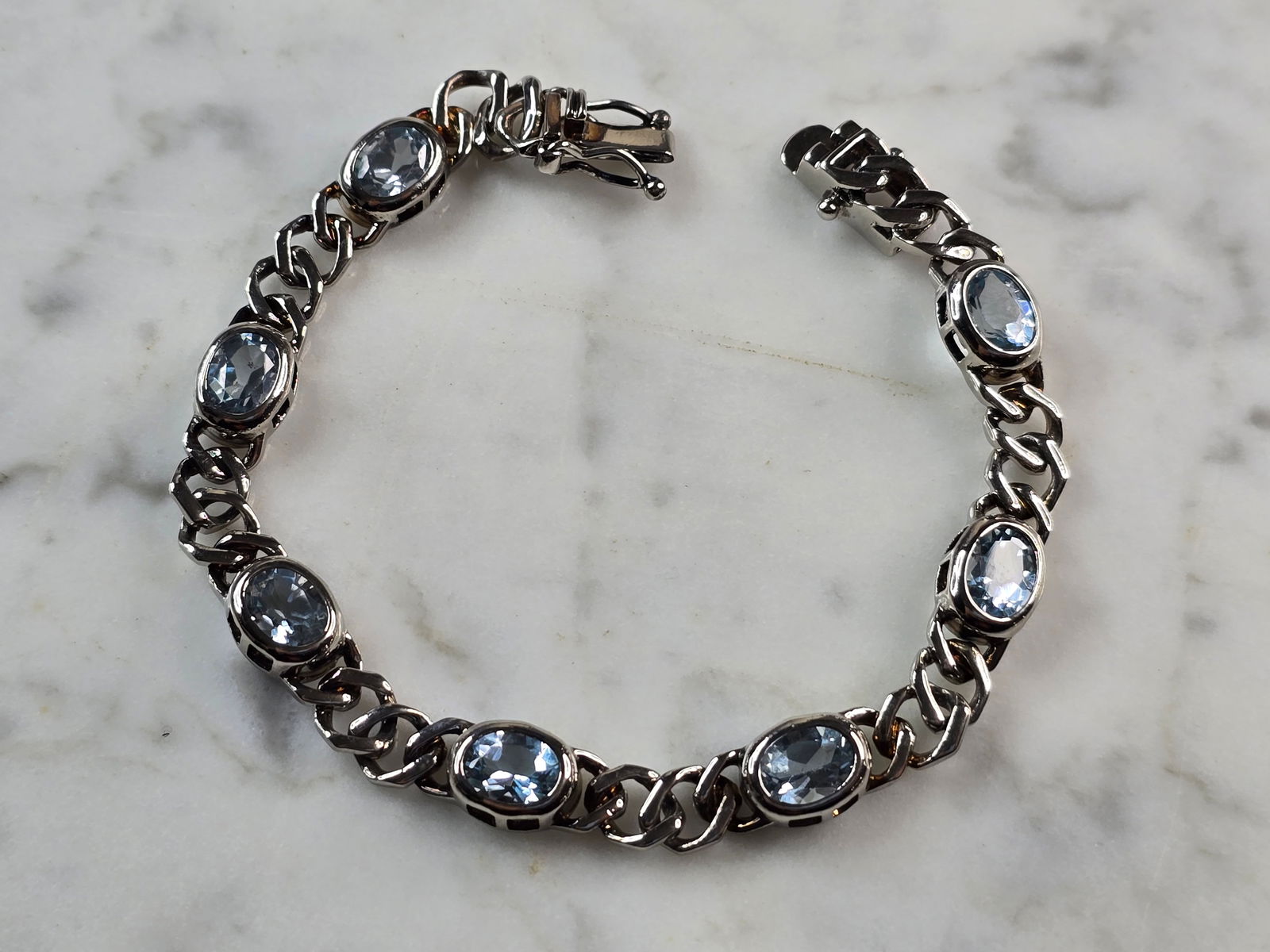 Womens Vintage Estate Sterling Silver Topaz Bracelet: A WOMENS VINTAGE ESTATE STERLING SILVER TOPAZ BRACELET. BRACELET MEASURES 7 1/2" LONG BY 1/4" WIDE AND WEIGHS 16.6g. BRACELET HAS TOPAZ COLORED STONES. THIS WOULD MAKE A LOVELY GIFT FOR THAT SOMEONE S