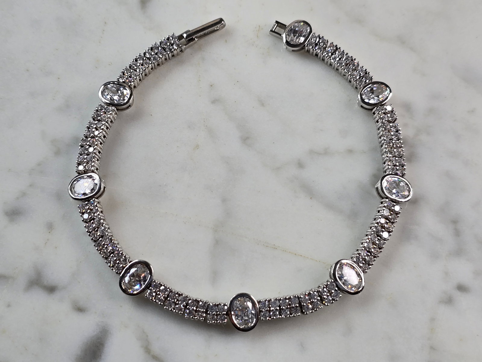 Womens Vintage Estate Sterling Silver CZ Anklet Tennis Bracelet: A WOMENS VINTAGE ESTATE STERLING SILVER CZ ANKLET TENNIS BRACELET. BRACELET IS ABOUT 8 1/4" LONG BY 5/16" WIDE, AND WEIGHS 16.5g. WOULD MAKE A LOVELY GIFT FOR THAT SOMEONE SPECIAL. BE SURE TO CHECK OU