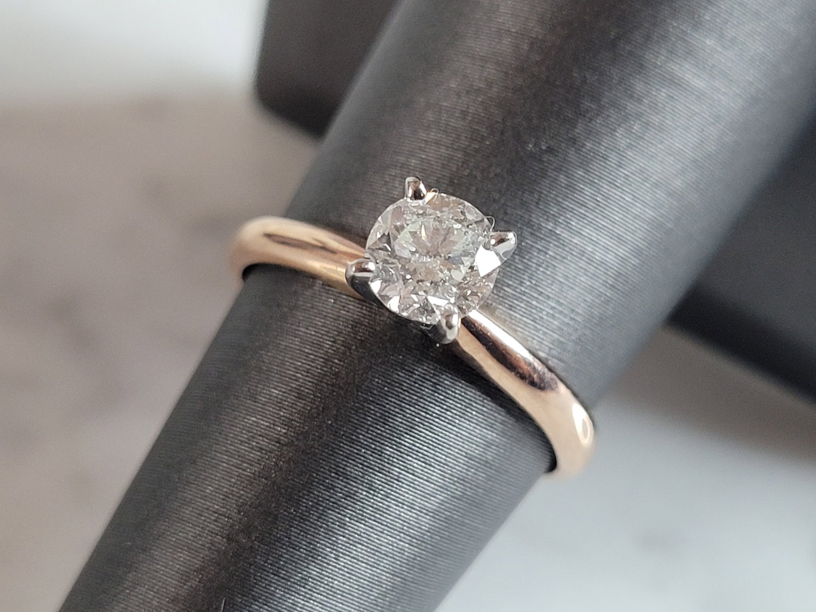 Womens Vintage Estate 14k Rose Gold Diamond Engagement Ring: A WOMENS VINTAGE ESTATE 14K ROSEE GOLD DIAMOND ENGAGEMENT RING THAT WEIGHS 2.4g. THE RING SIZE IS A 7.0, AND THE WIDTH IS 1/4". THE DIAMOND IS ABOUT .70cts. RING IS STAMPED 14K. ANY QUESTIONS PLEASE D