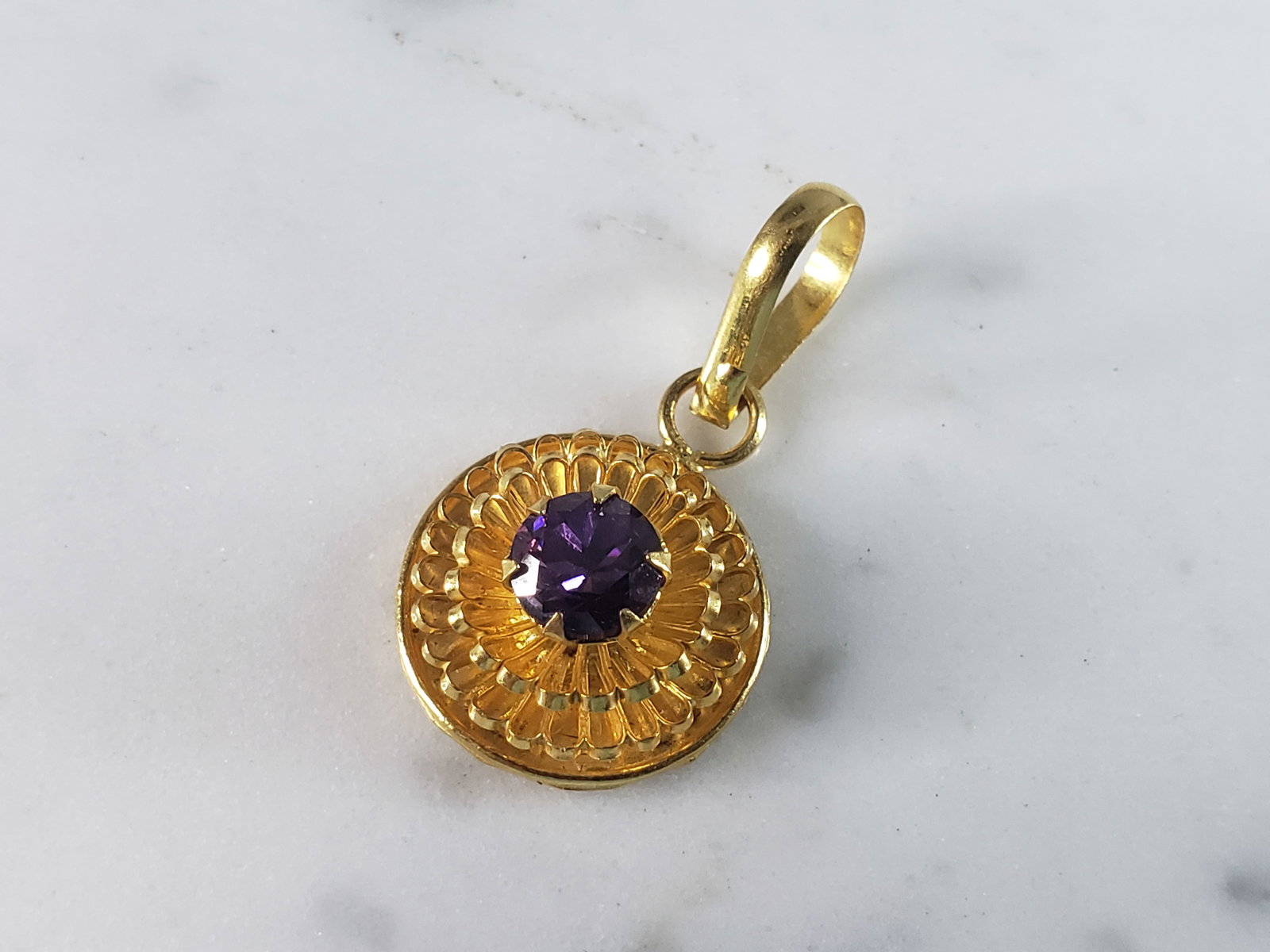 Womens Vintage Estate 21K Yellow Gold Pendant: A WOMENS VINTAGE ESTATE 21K YELLOW GOLD PENDANT. THE TOTAL WEIGHT IS 3.5g, AND MEASURES 1" BY 5/8". STONE IS AMETHYST GLASS. ANY QUESTIONS PLEASE DONT HESITATE TO ASK. BE SURE TO CHECK OUT SOME OF OUR