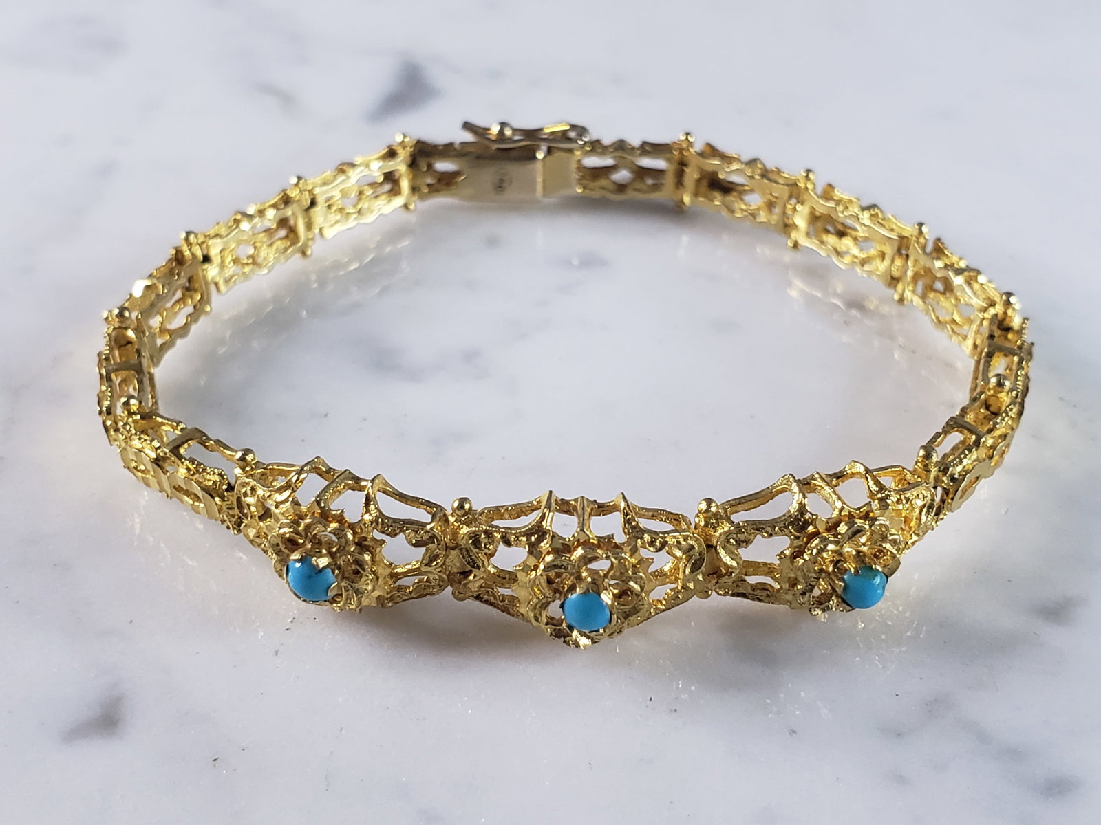 Womens Vintage Estate 18K Yellow Gold Bracelet: FOR SALE IS A VINTAGE WOMEN'S 18K YELLOW GOLD BRACELET WITH TURQUOISE COLORED BEADS. BRACELET MEASURES 7 1/4" LONG BY 5/16" WIDE , AND WEIGHS 16.0g. BRACELET IS MARKED "750". THIS WOULD MAKE A LOVELY