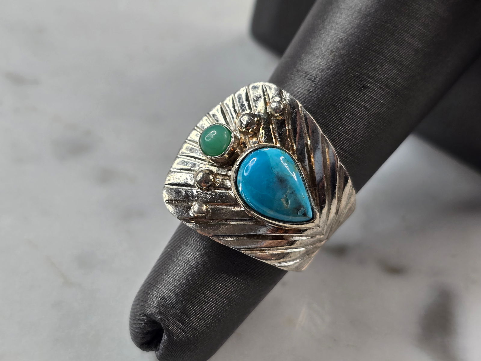 Womens Vintage Sterling Silver Southwestern Turquoise Ring: A WOMENS STERLING SILVER SOUTHWESTERN TURQUOISE RING. THE RING IS A SIZE 5.25 AND WEIGHS 7.9g. THE WIDTH OF THE RING IS 3/4". THE RING MAKES A BEAUTIFUL GIFT FOR THAT SOMEONE SPECIAL. ANY QUESTIONS, P