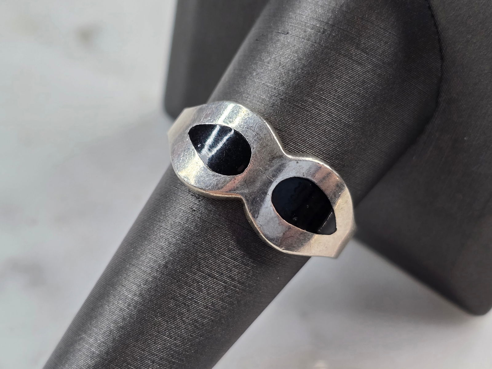 Womens Vintage Estate Sterling Silver Modernist Ring: A WOMENS VINTAGE ESTATE STERLING SILVER MODERNIST RING. RING SIZE IS 9.75, AND WEIGHS 6.6g. THE WIDTH OF THE RING IS 3/8". THIS WOULD MAKE A NICE GIFT FOR THAT SOMEONE SPECIAL. ANY QUESTIONS PLEASE DO