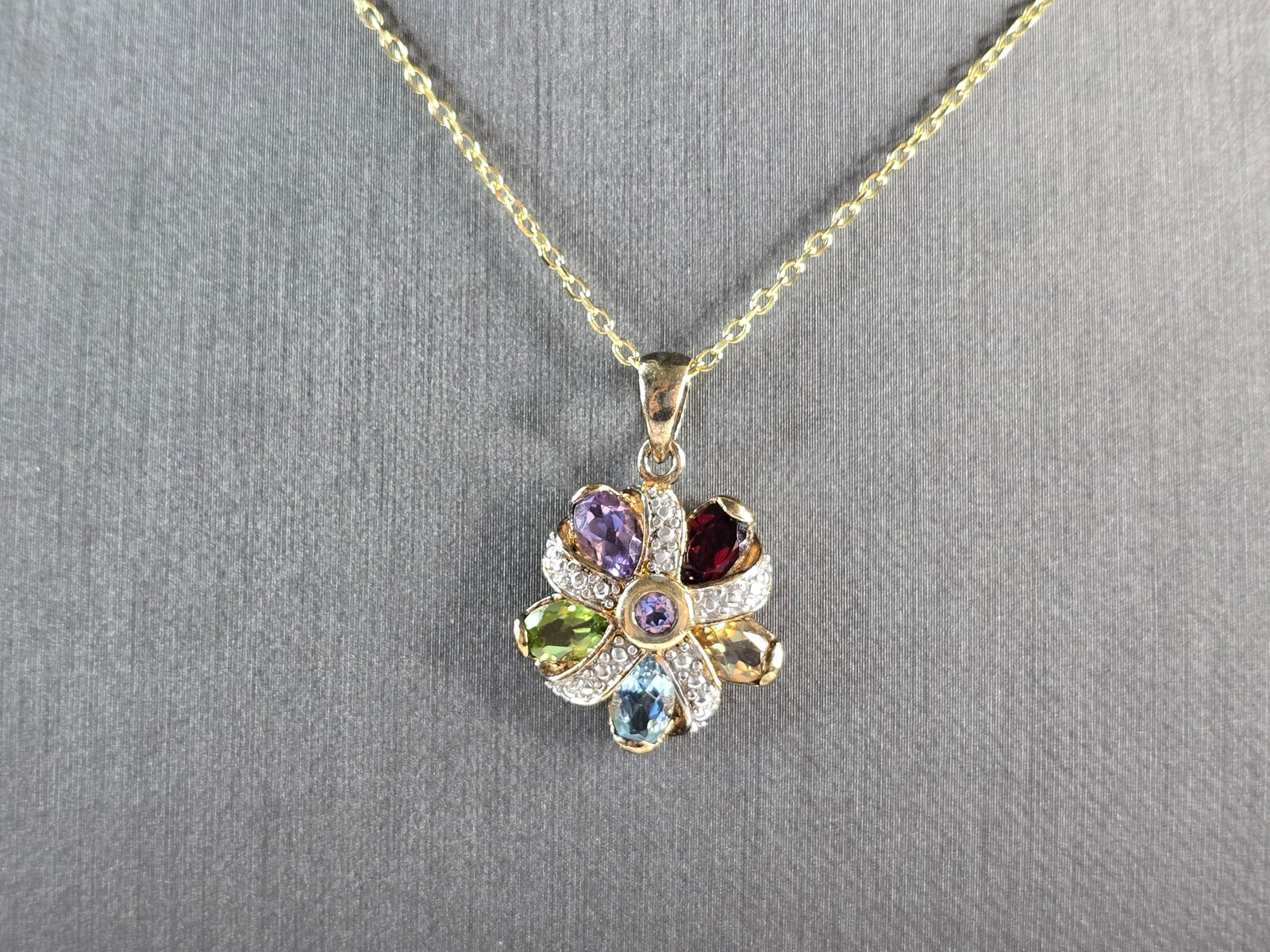 Womens Sterling Silver Gold Tone Modernist Pendant Necklace: A WOMENS STERLING SILVER GOLD TONE MODERNIST PENDANT WITH NECKLACE. THE NECKLACE MEASURES ABOUT 18" LONG, AND THE PENDANT MEASURES 1" LONG BY 3/4" WIDE. TOGETHER THEY WEIGH 6.3g. NOT SURE IF THE STONE