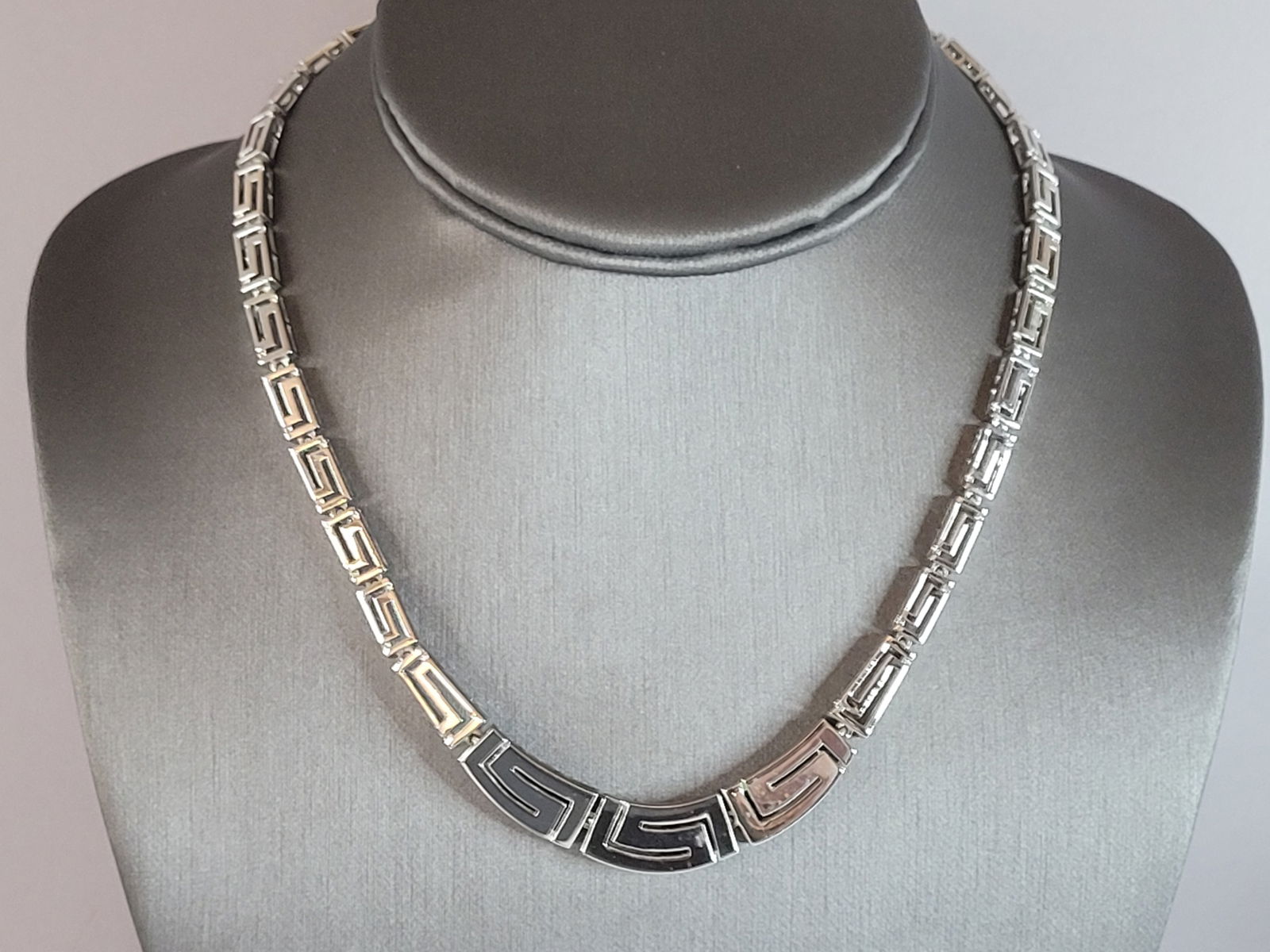 Womens Vintage Estate Sterling Silver .925 Necklace: FOR SALE IS THIS BEAUTIFUL VINTAGE ESTATE WOMEN'S .925 STERLING SILVER NECKLACE. THE NECKLACE MEASURES 16 1/2" LONG BY 3/8" WIDE. NECKLACE WEIGHS 28.5g. WOULD MAKE A GREAT GIFT FOR THAT SPECIAL SOMEON