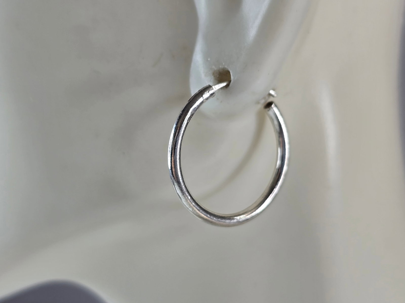 Womens Vintage Estate Sterling Silver Hoop Earrings: WOMENS VINTAGE ESTATE STERLING SILVER HOOP EARRINGS. EARRINGS MEASURE ABOUT 3/4" IN LENGTH BY 1/16" THICK AND WEIGHS 1.5g. WOULD MAKE A GREAT GIFT FOR SOMEONE SPECIAL. ANY QUESTIONS PLEASE DO NOT HESI