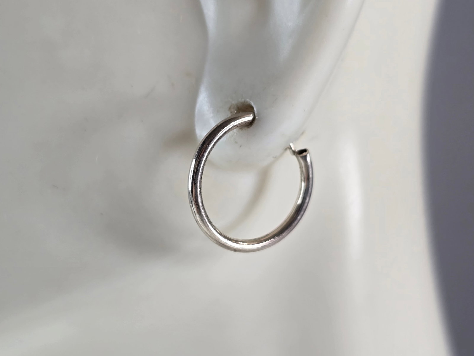 Womens Vintage Estate Sterling Silver Hoop Earrings: A PAIR OF WOMENS STERLING SILVER HOOP EARRINGS. EARRINGS WEIGH 0.7g AND MEASURES 1/2" IN DIAMETER BY 1/16" THICK. ANY QUESTIONS, PLEASE DO NOT HESITATE TO ASK. BE SURE TO CHECK OUT SOME OF MY OTHER GR