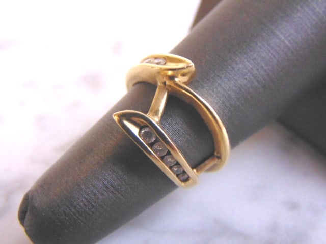Women's Vintage Estate 14K Yellow Gold Diamond Ring: FOR SALE IS THIS ATTRACTIVE 14K YELLOW GOLD DIAMOND RING. THE RING WEIGHS 3.3g, AND IS A SIZE 4.75. THERE ARE ABOUT .30 cts OF DIAMONDS. ANY QUESTIONS, PLEASE DO NOT HESITATE TO ASK. THIS MAKES A WOND