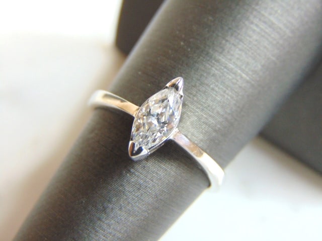 Womens Vintage Estate Sterling Silver W/ CZ Stone Ring: FOR SALE IS THIS LOVELY VINTAGE 14K YELLOW GOLD DIAMOND RING. THERE ARE ABOUT .22cts OF DIAMONDS IN THIS RING. THE TOTAL WEIGHT IS 2.8g, AND IS A SIZE 6.0. ANY QUESTIONS PLEASE DONT HESITATE TO ASK. B