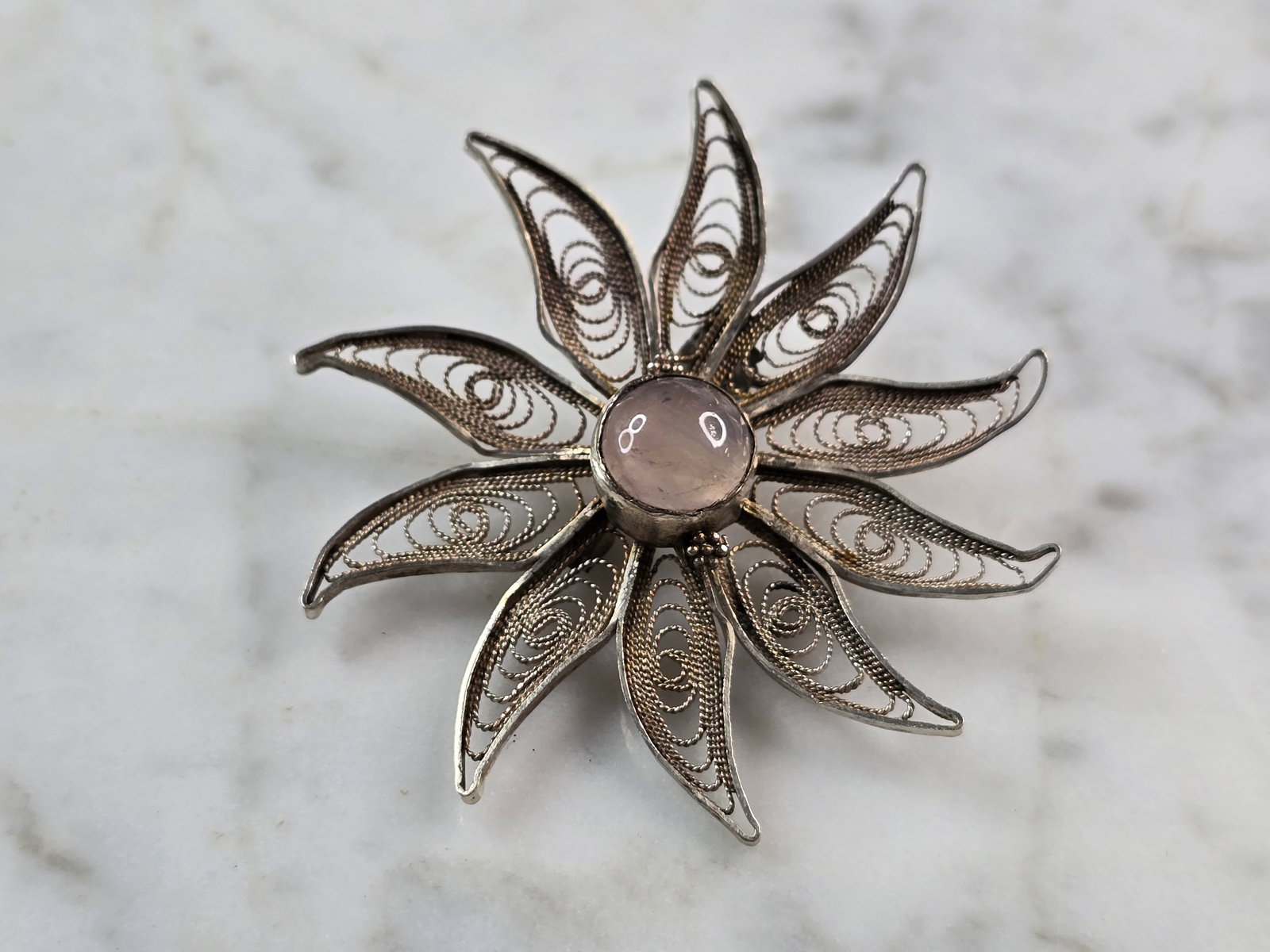 Womens Vintage Estate Sterling Silver Filigree Star Brooch: A WOMENS STERLING SILVER FILIGREE STAR BROOCH. THE BROOCH MEASURES 1 7/8" LONG BY 1 7/8" WIDE, AND WEIGHS 6.1g. ANY QUESTIONS, PLEASE DON'T HESITATE TO ASK. MAKES AN ATTRACTIVE GIFT FOR THAT SOMEONE S