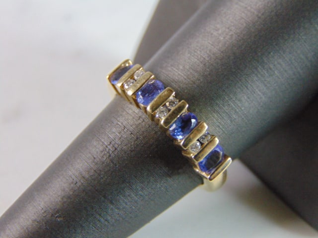 Womens Vintage Estate 14K Yellow Gold Tanzanite Diamond Ring: A WOMENS VINTAGE ESTATE 14K YELLOW GOLD TANZANITE COLORED STONE RING WITH DIAMONDS. THE TANZANITE COLORED STONES ARE NOT REAL BUT THE DIAMONDS ARE. THE RING IS A SIZE 8.0 AND WEIGHS 3.3g. THERE ARE AB