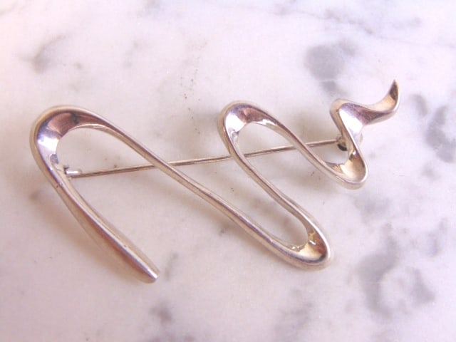 Vintage Women's Sterling Silver Brooch W/ Modern Design: FOR SALE IS THIS VINTAGE ESTATE STERLING SILVER DESIGNER BROOCH WITH MODERN DESIGN. THE BROOCH MEASURES 2 3/8" LONG BY 2 1/8" WIDE AND WEIGHS 9.3g. ANY OTHER QUESTIONS, PLEASE ASK. BE SURE TO CHECK OU