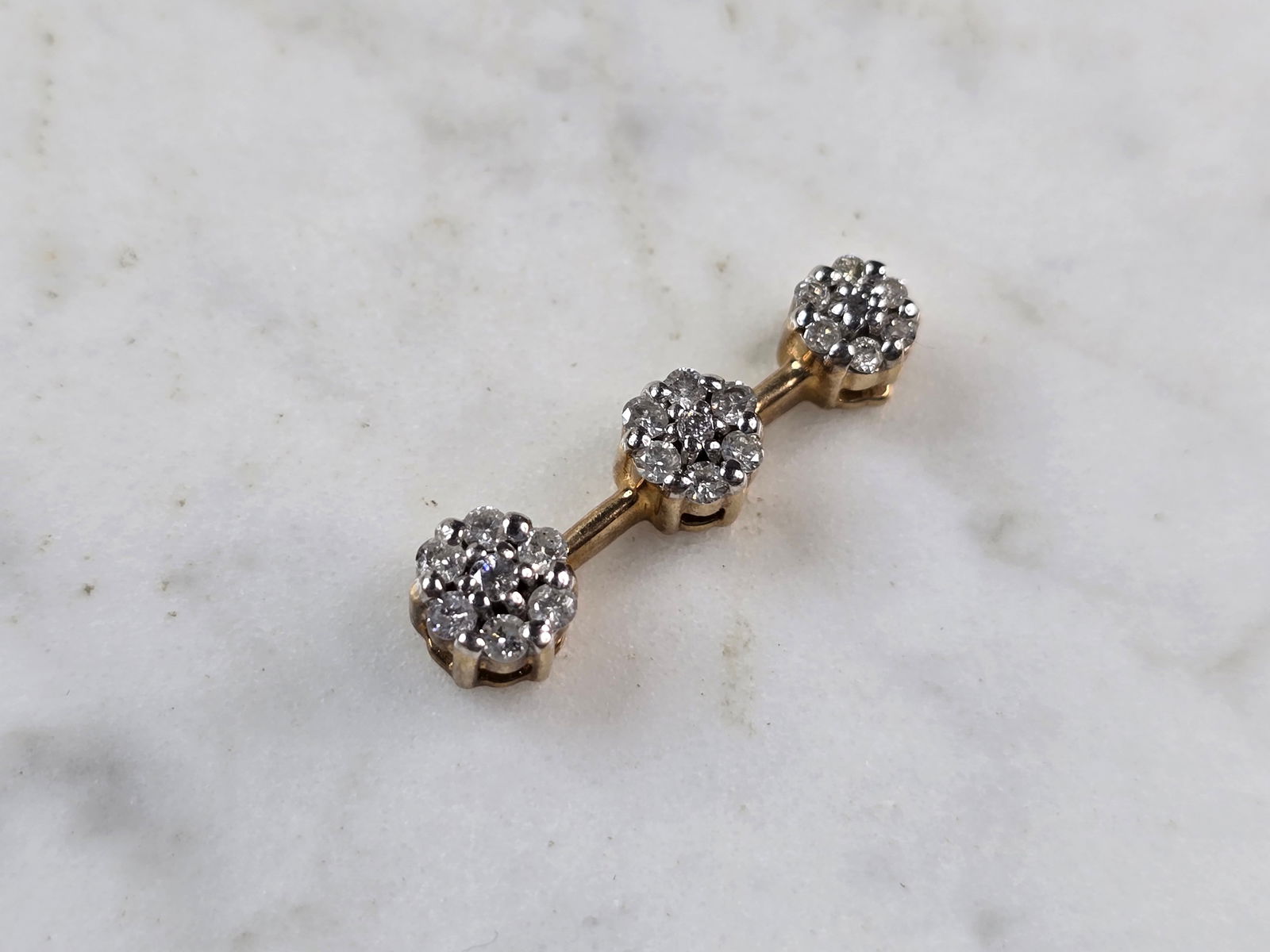 Womens Vintage Estate 10K Yellow Gold Diamond Pendant: A WOMENS VINTAGE ESTATE 10K YELLOW GOLD DIAMOND PENDANT. PENDANT WEIGHS 2.2g, AND MEASURES 7/8" BY 1/4". PENDANT HAS 21 SMALL DIAMONDS. WOULD MAKE A LOVELY GIFT FOR THAT SOMEONE SPECIAL. ANY QUESTIONS