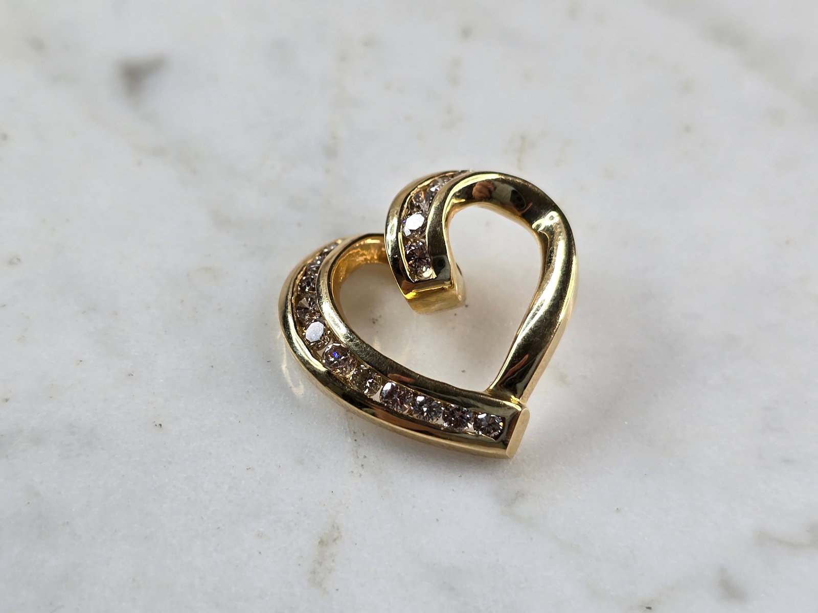 Womens Vintage Estate 10K Gold Diamond Heart Pendant: A WOMENS VINTAGE ESTATE 10K GOLD HEART DIAMOND PENDANT . PENDANT WEIGHS 4.6g, AND MEASURES 3/4" BY 3/4". THERE ARE ABOUT .32cts OF DIAMONDS IN THIS PENDANT. PENDANT IS NOT MARKED, BUT IT HAS BEEN TEST