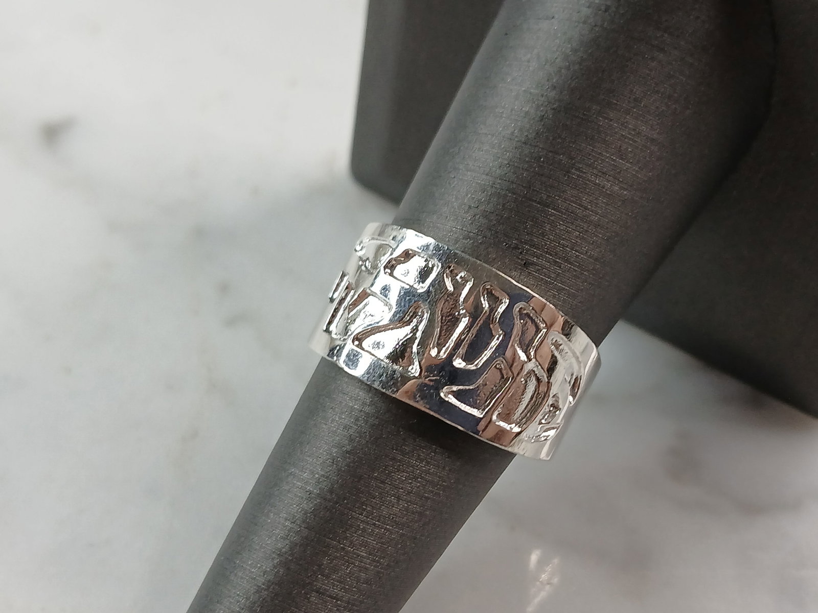 Womens Sterling Silver Judaica Jewish Hebrew Ring: A WOMENS OR MENS STERLING SILVER JUDAICA JEWISH HEBREW RING. RING SIZE IS A 7.5, AND WEIGHS 4.8g. THE WIDTH OF RING 1/2". THIS WOULD MAKE A NICE GIFT FOR THAT SOMEONE SPECIAL. ANY QUESTIONS PLEASE DO