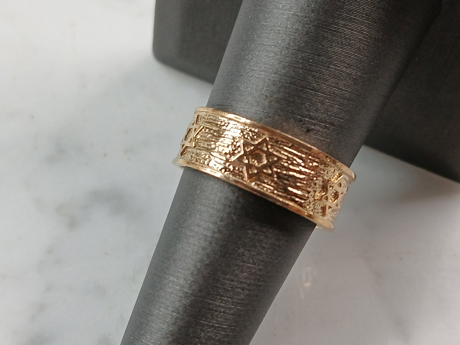 Mens Sterling Silver Gold Tone Judaica Jewish Star of David Ring: A MENS STERLING SILVER GOLD TONE JUDAICA STAR OF DAVID RING. THE TOTAL WEIGHT IS 4.3g, AND IS A SIZE 10.0. THE RING MEASURES 1/4" WIDE. THIS RING WOULD MAKE A GREAT GIFT FOR SOMEONE SPECIAL. ANY QUEST