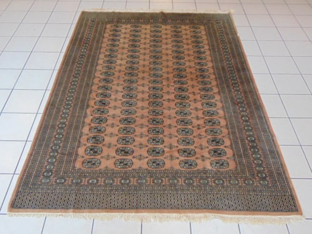 Vintage Estate Handmade Bokara Middle Eastern Rug: A BEAUTIFUL VINTAGE ESTATE HANDMADE BOKARA MDDLE EASTERN RUG THAT MEASURES 9' BY 6' 3" . RUG IS MADE FROM 100% WOOL. RUG HAS A SMALL BLEMISH AS SEEN IN THE PICTURE. APPRAISED $6000