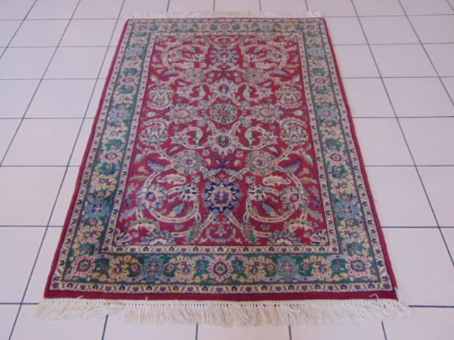 Vintage Estate Handmade Indo Rug: A BEAUTIFUL VINTAGE ESTATE HANDMADE INDIAN AGRA RUG THAT MEASURES 4' 1" BY 5' 11" . RUG IS MADE FROM 100% WOOL. APPRAISED $3000