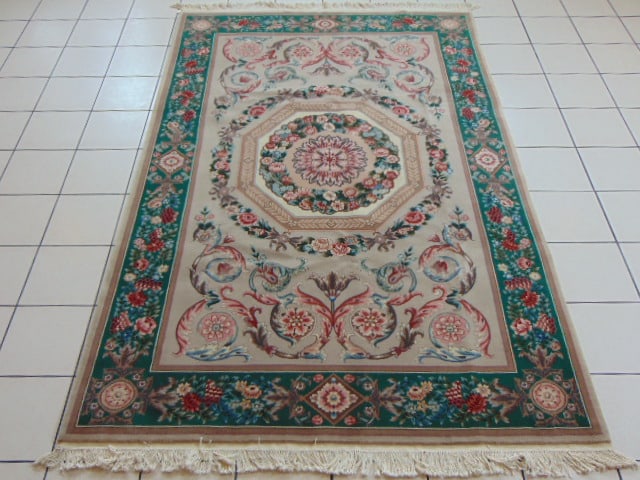 Decorative Vintage Estate Handmade Aubusson Rug: A BEAUTIFUL VINTAGE ESTATE HANDMADE AUBUSSON RUG THAT MEASURES 6' BY 9' . RUG IS MADE FROM 100% WOOL. RUG HAS A SMALL BLEMISH AS SEEN IN THE PICTURE.