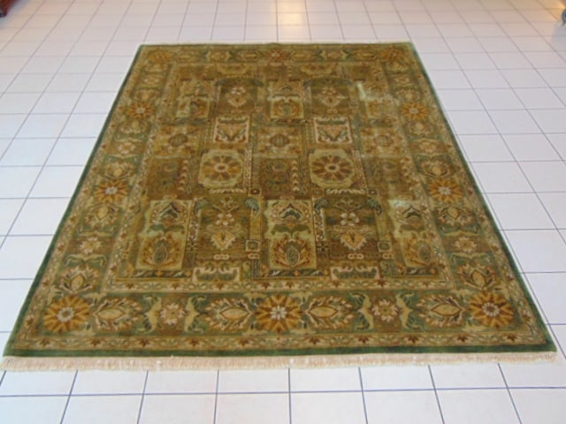 Vintage Estate Handmade Middle Eastern Rug: A BEAUTIFUL VINTAGE ESTATE HANDMADE MIDDLE EASTERN RUG THAT MEASURES 8' BY 10' . RUG IS MADE FROM 100% WOOL. NO EXTRA PICTURES WILL BE TAKEN AS IT IS TOO HARD TO GET TO THE RUGS WE ARE SORRY, WOULD BE
