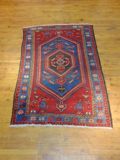 SEMI ANTIQUE HANDMADE WOOL PERSIAN QASHQAI AREA RUG: A BEAUTIFUL SEMI ANTIQUE HANDMADE PERSIAN QASHQAI AREA RUG THAT IS MADE OF 100% WOOL. RUG MEASURES ABOUT 6'9" BY 4'4". AS YOU MAY BE ABLE TO SEE THE RUG IS A LITTLE DISPROPORTIONATE. ONE END MEASURES