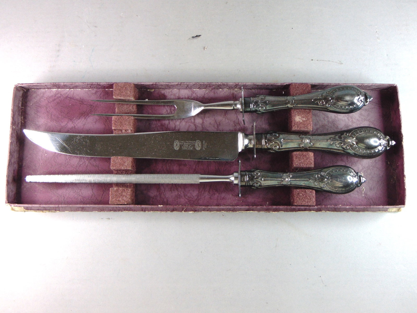 Vintage Estate Cheltenham Silver Plated 3pc Carving Set: FOR SALE IS THIS VINTAGE ESTATE CHELTENHAM SILVER PLATED 3PC CARVING SET . KNIFE MEASURES 15" LONG, THE FORK MEASRES 11" LONG AND THE SHARPENING STEEL MEASURES 13 1/2" LONG. PIECES HAS A LOVELY PATTER