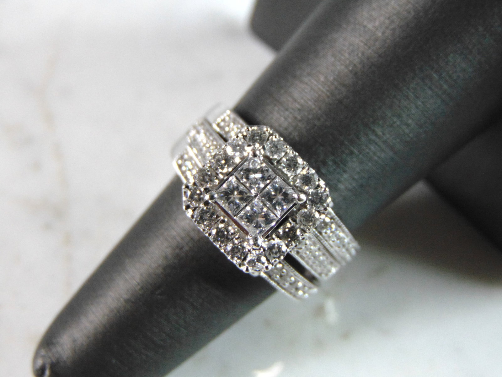 Womens Vintage Estate 14K White Gold Diamond Wedding Ring Set: A WOMENS VINTAGE 14K WHITE GOLD DIAMOND ENGAGEMENT WEDDING RING SET. THERE ARE ABOUT 1.46cts OF DIAMONDS IN THIS SET. THE TOTAL WEIGHT IS 8.2g, AND IS A SIZE 7. ANY QUESTIONS PLEASE DONT HESITATE TO A