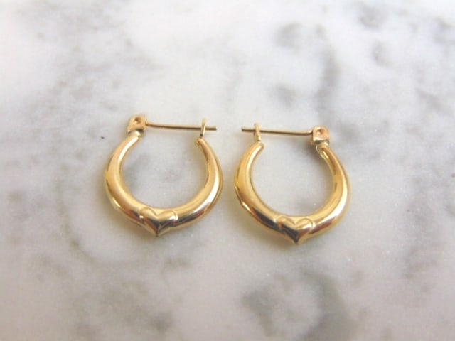 Pr Womens 14K Yellow Gold Hoop Heart Earrings: A LOVELY PAIR OF WOMENS 14K YELLOW GOLD HOOP HEART EARRINGS . THE EARRINGS WEIGH 1.2g. EARRINGS MEASURE 3/4" LONG BY 5/8" WIDE. EARRINGS ARE MARKED 14K AT THE HINGE. ANY QUESTIONS, PLEASE DON'T HESITA