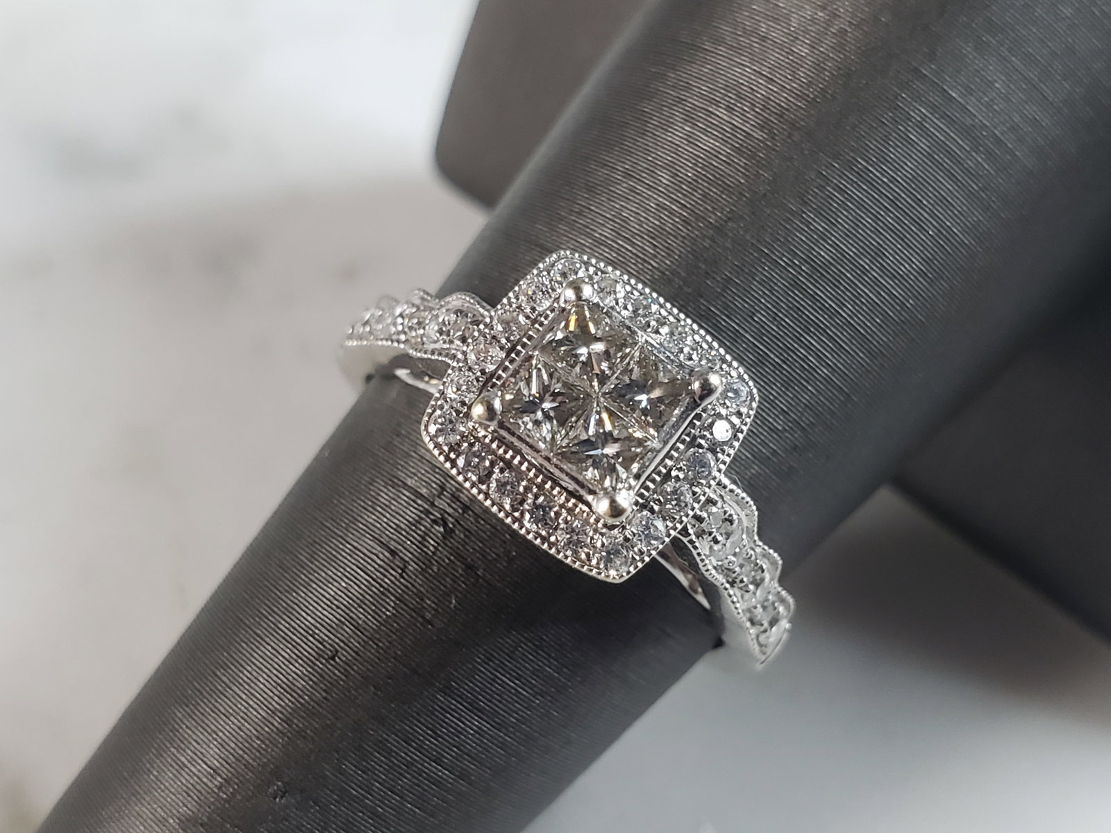 Womens Vintage Estate 14k White Gold Diamond Engagement Ring: FOR SALE IS THIS EXQUISITE WOMENS VINTAGE ESTATE 14K WHITE GOLD DIAMOND ENGAGEMENT RING. THE RING WEIGHS 3.9g WITH THE DIAMONDS. THE SIZE OF THE RING IS A 7.0. THE CARAT WEIGHT OF THE DIAMONDS ARE ABO