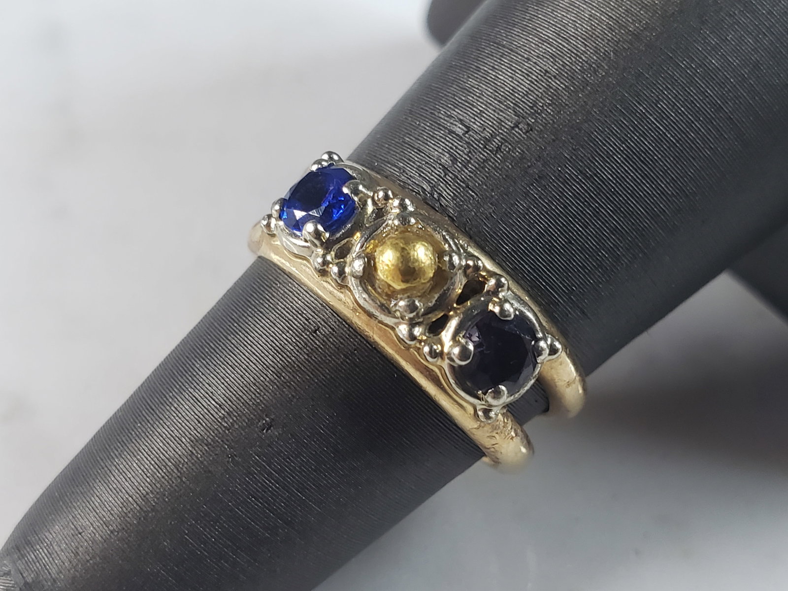 Womens Vintage Estate 14K Gold Sapphire Ring: A WOMENS 14K YELLOW GOLD SAPPHIRE RING. THE RING WEIGHS 4.2g. THE SIZE OF THE RING IS A 5.75. RING MEASURES ABOUT 1/4" WIDE. RING IS MARKED " GB, 14K" ON THE INSIDE OF THE BAND. ANY QUESTIONS PLEASE D