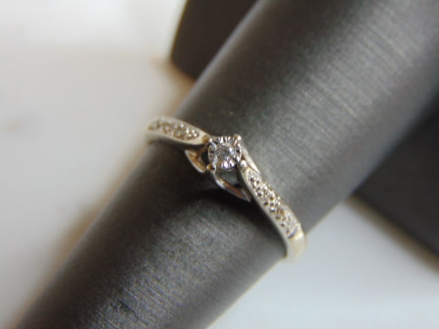 Womens Vintage Estate 10K White Gold Diamond Ring: FOR SALE IS THIS VINTAGE ESTATE 10K WHITE GOLD DIAMOND RING. THE RING IS A SIZE 6.75 AND WEIGHS 1.8g. THERE ARE ABOUT .09cts WORTH OF DIAMONDS. RING IS NOT MARKED BUT IT HAS BEEN TESTED. THE RING MAKE