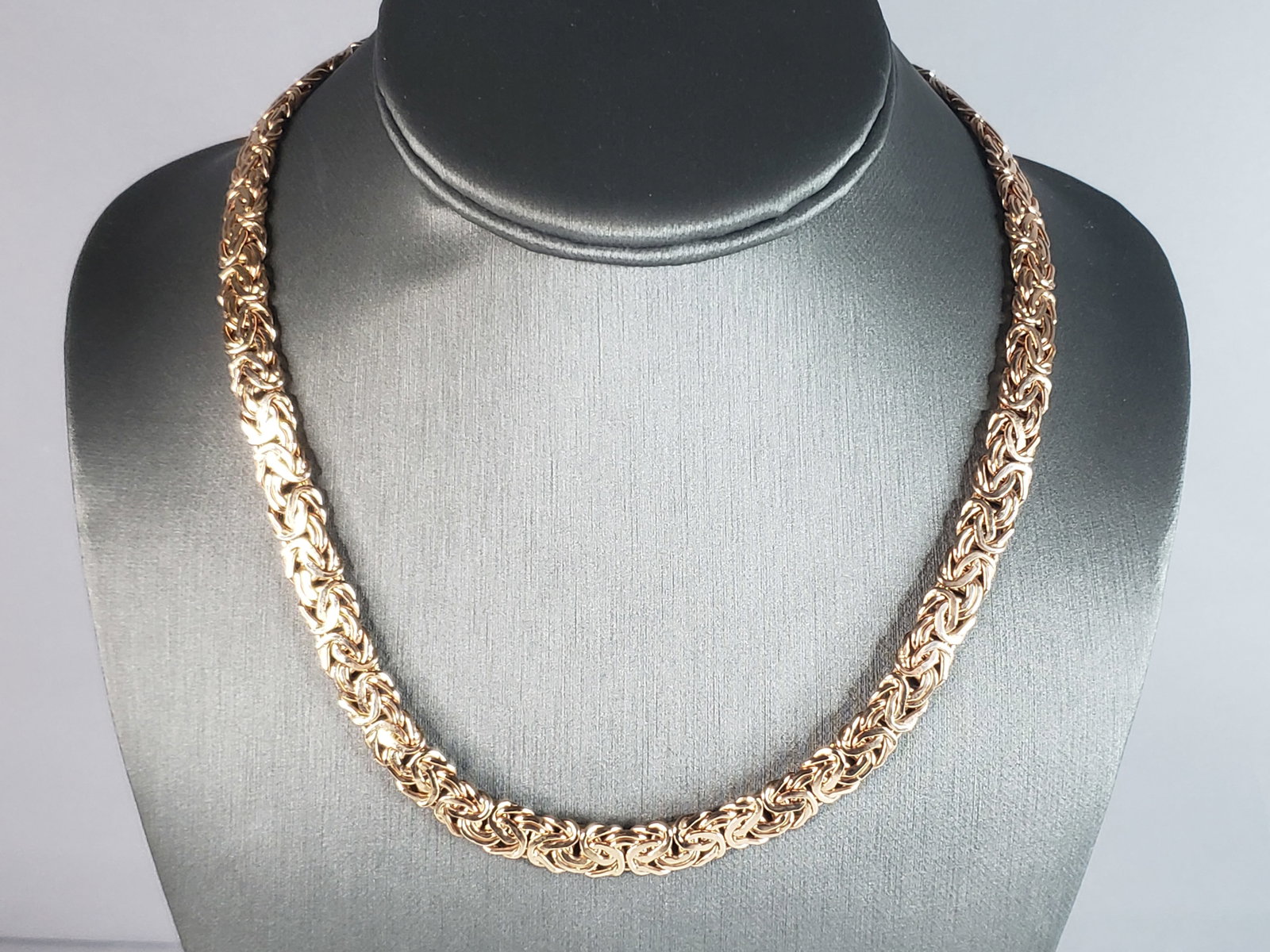 Womens Vintage Estate 14K Rose Gold Byzantine Italian Necklace: A WOMENS VINTAGE ESTATE 14K ROSE GOLD BYZANTINE ITALIAN NECKLACE. THE NECKLACE MEASURES 18 1/2" LONG BY 3/8" WIDE AND WEIGHS 28.3g. NECKLACE IS MARKED ON THE CLASP. REALLY AN EYE CATCHING PIECE OF JEW