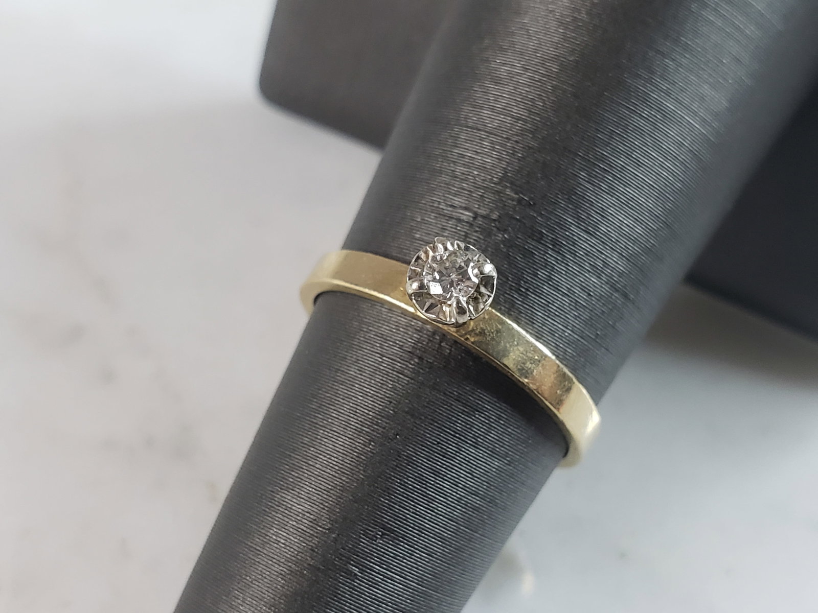 Womens Vintage Estate 14K Yellow Gold Diamond Ring: A WOMENS VINTAGE ESTATE 14K YELLOW GOLD DIAMOND RING WITH A.05ct DIAMOND. THE RING IS A SIZE 6.0, AND WEIGHS 1.6g. RING IS MARKED 14K. THIS IS A BEAUTIFUL GIFT FOR THAT SOMEONE SPECIAL. ANY OTHER QUES