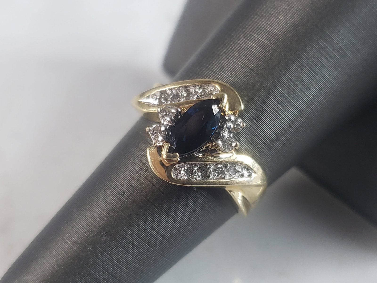 Womens Vintage Estate 14k Yellow Gold Sapphire & Diamond Ring: A WOMENS VINTAGE ESTATE 14K GOLD RING, WITH BEAUTIFUL SAPPHIRE STONES AND DIAMONDS. THE SIZE OF THE RING IS A 7.0. RING WEIGHS 3.7g AND THERE ARE ABOUT .12cts OF DIAMONDS. THE SAPPHIRE IS ABOUT 0.50ct