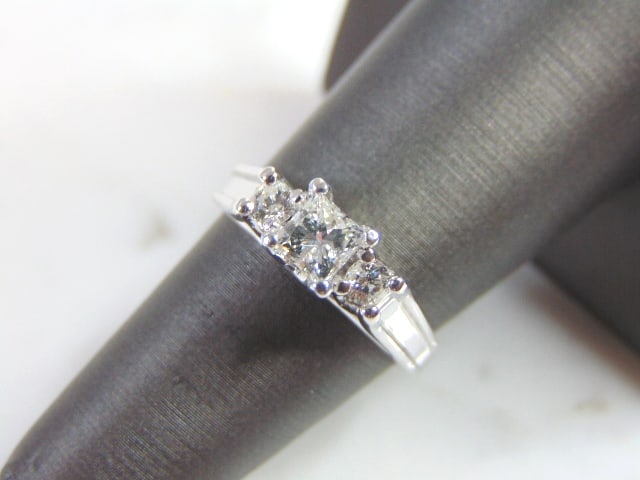 Womens Vintage 14k White Gold Diamond Engagement Ring: FOR SALE IS THIS WONDERFUL WOMEN'S 14K WHITE GOLD DIAMOND ENGAGEMENT RING. THE RING WEIGHS 4.0g. THE SIZE OF THE RING IS A 6.5. THE CENTER DIAMOND IS .59cts AND THE OTHER TWO ARE ABOUT .24cts EACH. TO