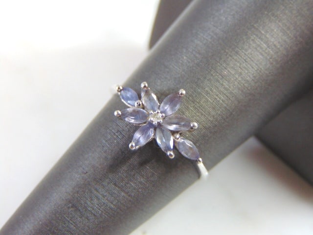 Womens Vintage Estate 10k White Gold Tanzanite Ring: FOR SALE IS A VINTAGE ESTATE WOMEN'S 10K WHITE GOLD RING WITH WHAT APPEARS TO BE TANZANITE AND ONE DIAMOND CHIP. THE RING WEIGHS 1.5g, AND IS A SIZE 7.0. NOT SURE IF THE STONES ARE REAL OR MANMADE. TH