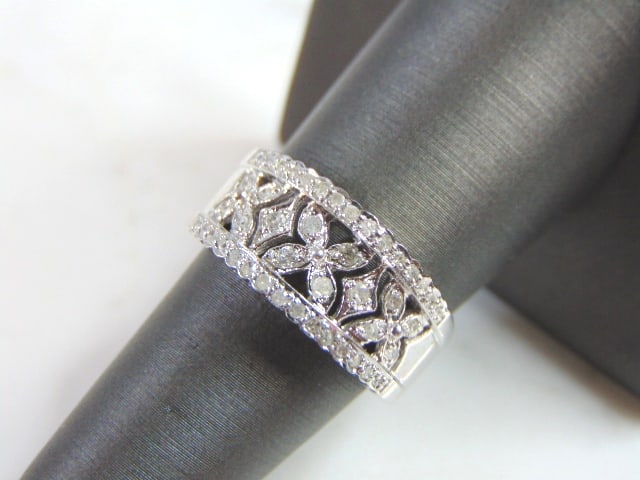 Womens Vintage Estate 10k White Gold Diamond Ring: FOR SALE IS THIS WOMEN'S VINTAGE ESTATE 10K WHITE GOLD RING WITH DIAMONDS. THE RING WEIGHS 5.4g. THE SIZE OF THE RING IS A 7.5. THERE ARE ABOUT .46cts WORTH OF DIAMONDS IN THIS RING. MAKES A LOVELY GI