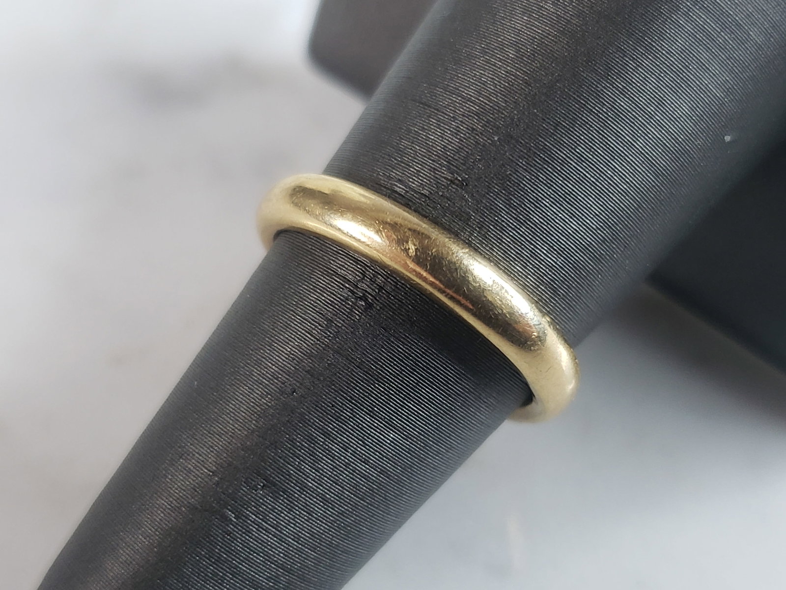 Womens Vintage Estate 18K Gold Hilcox British Wedding Band Ring: A WOMENS VINTAGE ESTATE SOLID 18K YELLOW GOLD WEDDING RING, THAT WEIGHS 4.9g, AND IS A SIZE 6.75. THE WIDTH OF THE RING IS ABOUT 1/8" AND IS STAMPED ON THE INSIDE "J.H.H, 18K". BELIEVED TO BE BRITISH