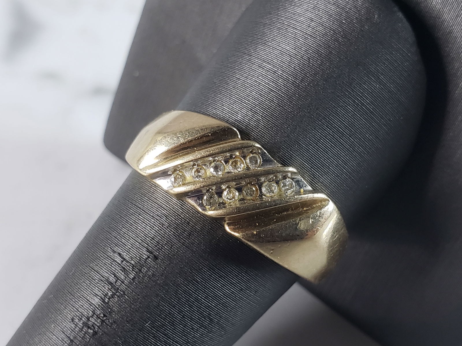 Mens Vintage Estate 10k Yellow Gold Diamond Ring: A MENS VINTAGE 10K YELLOW GOLD DIAMOND RING. THE SIZE OF THE RING IS A 11.0, AND WEIGHS 4.2g. THE WIDTH OF THE BAND IS 1/4". RING HAS .10cts OF DIAMONDS. RING IS STAMPED 10K. ANY OTHER QUESTIONS PLEAS