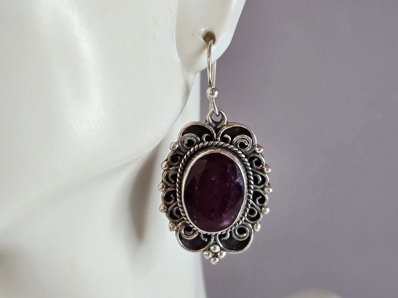 Womens Vintage Estate Sterling Silver Natural Ruby Earrings: A PAIR OF WOMENS VINTAGE ESTATE STERLING SILVER NATURAL RUBY DANGLE EARRINGS. EARRINGS WEIGH 13.0g AND MEASURE 1 1/2" LONG BY 3/4" WIDE. MAKES A GREAT GIFT FOR THAT SOMEONE SPECIAL. ANY QUESTIONS, PLE