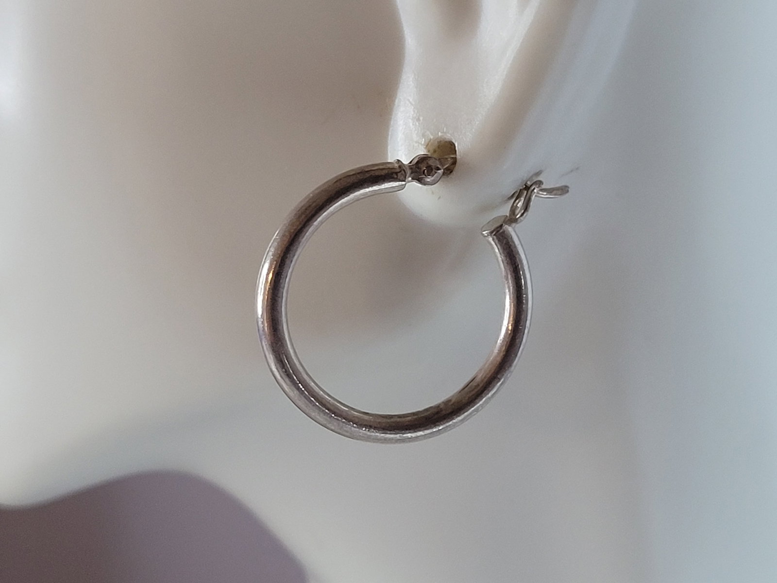 Womens Vintage Estate Sterling Silver Modernist Hoop Earrings: A PAIR OF WOMENS STERLING SILVER HOOP EARRINGS. EARRINGS WEIGH 2.7g AND MEASURES 7/8" BY 7/8". ANY QUESTIONS, PLEASE DO NOT HESITATE TO ASK. BE SURE TO CHECK OUT SOME OF MY OTHER GREAT ITEMS UP FOR SA