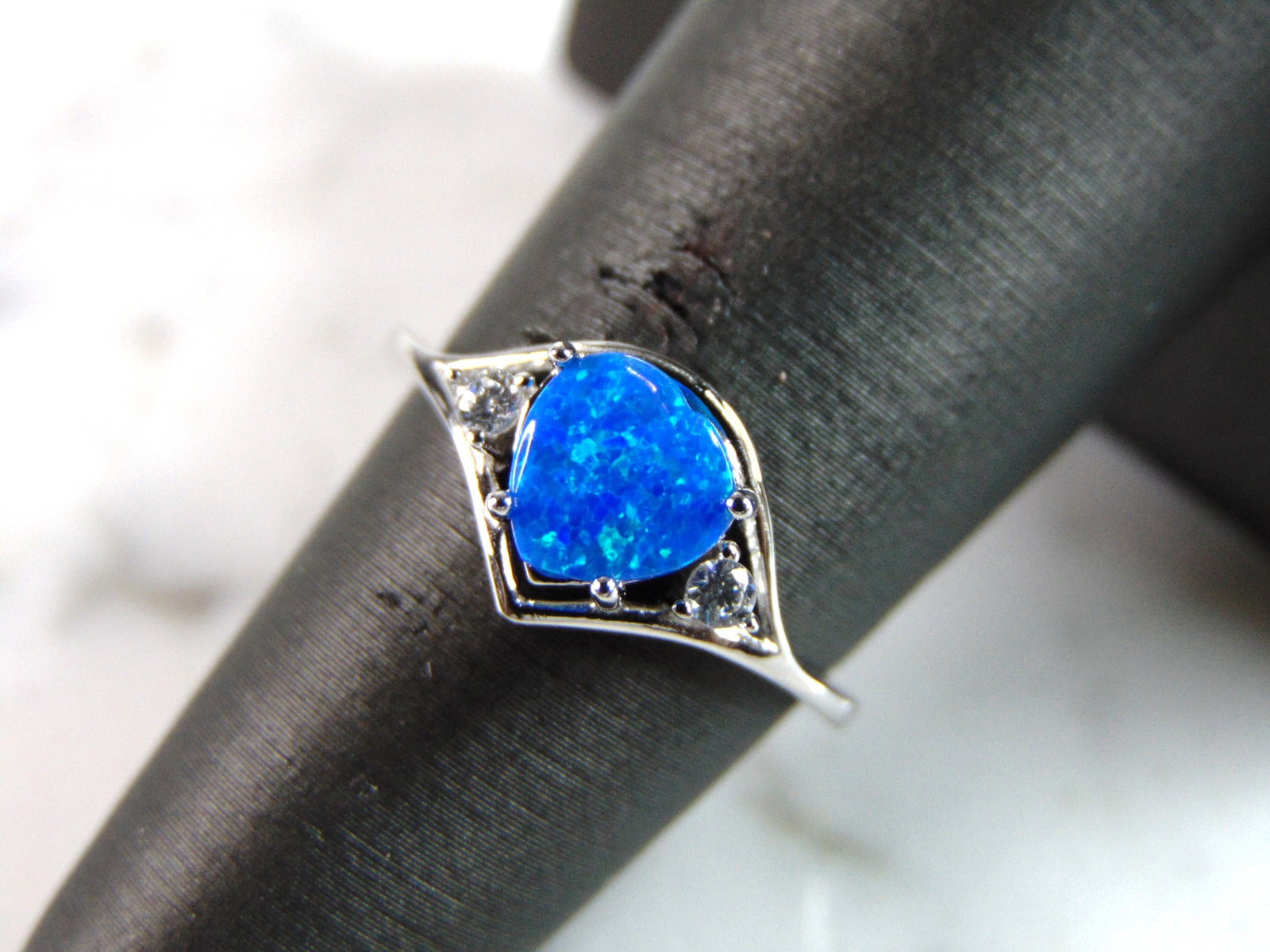 Womens Estate Sterling Silver Modernist Blue Opal Ring: A WOMENS ESTATE STERLING SILVER MODERNIST OPAL COLORED RING. THE RING IS A SIZE 6.0 AND WEIGHS 1.9g. NOT SURE IF STONE IS NATURAL OR MAN MADE. THE RING MAKES A BEAUTIFUL GIFT FOR THAT SOMEONE SPECIAL.