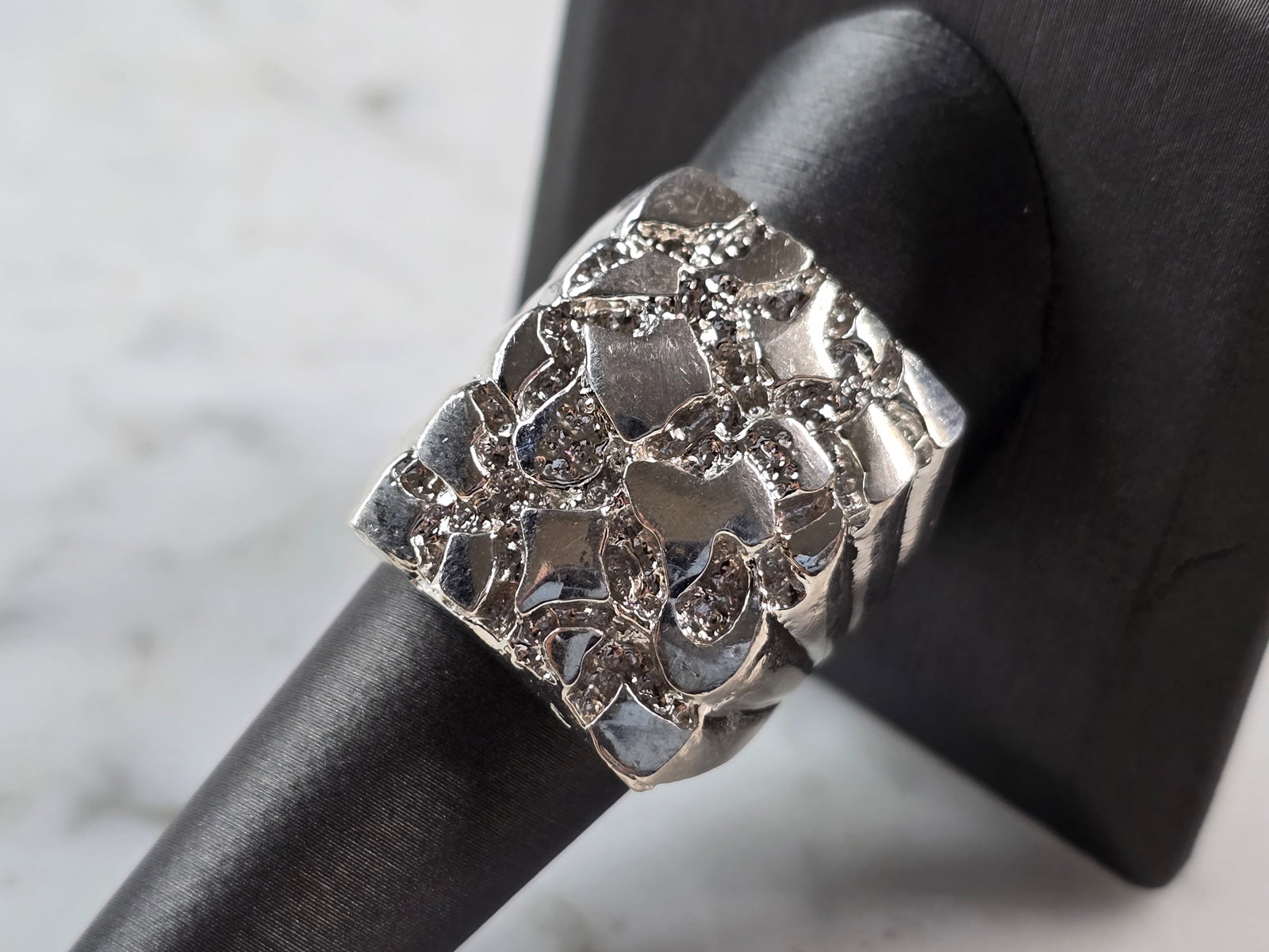 Mens Vintage Estate Sterling Silver Nugget Style Ring: A MENS VINTAGE ESTATE STERLING SILVER NUGGET STYLE RING. THE RING WEIGHS 16.4g AND IS A SIZE 9.75. THE LENGTH OF THE RING IS 1". THIS RING WOULD BE A WONDERFUL GIFT FOR THAT SPECIAL SOMEONE. ANY QUEST