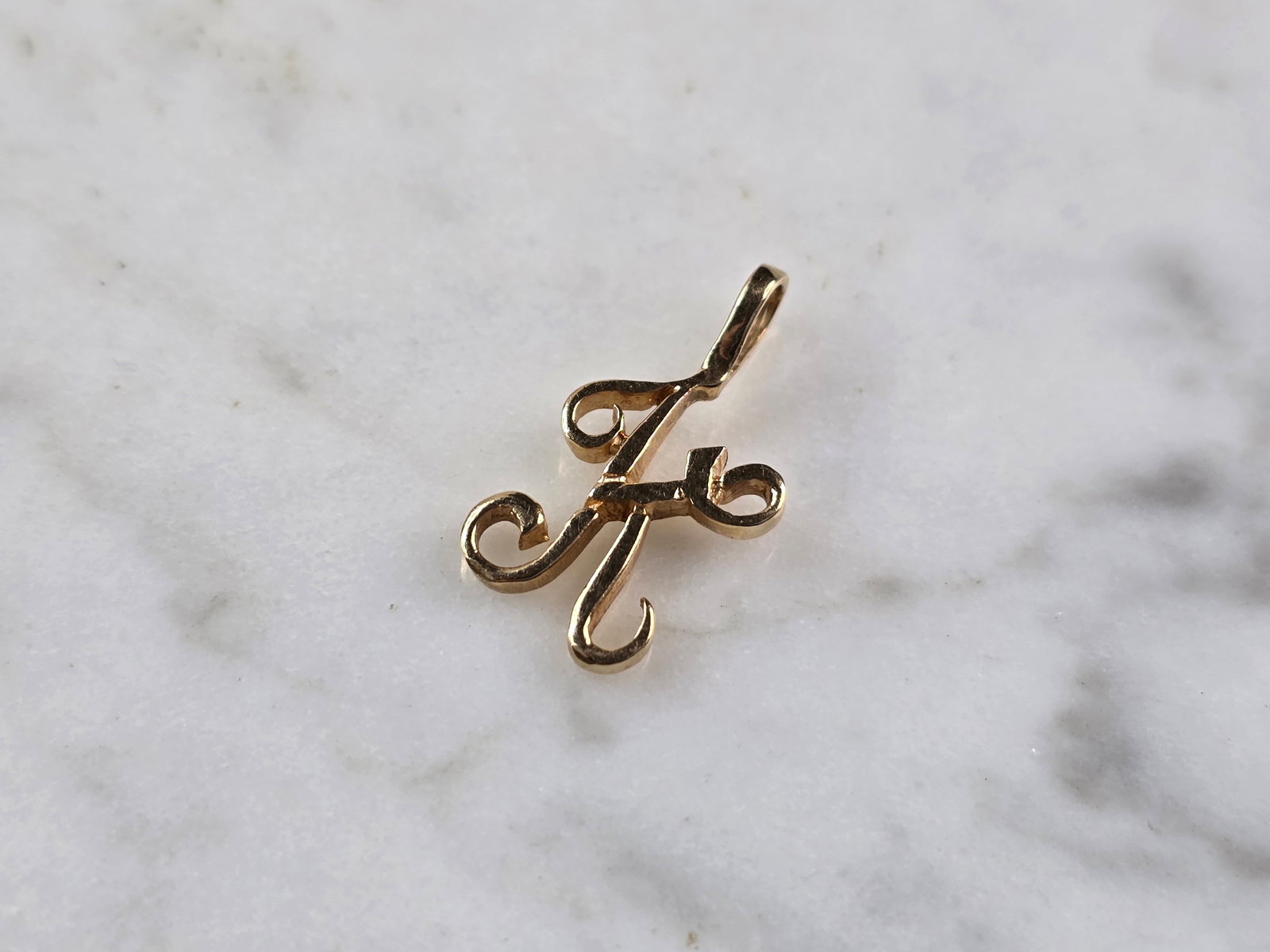 Womens Vintage Estate 10K Yellow Gold "K" Pendant: A WOMENS VINTAGE ESTATE 10K YELLOW GOLD "K" PENDANT. PENDANT MEASURES 5/8" LONG BY 3/8" WIDE. TOTAL WEIGHT OF THE PENDANT IS 0.7g. WOULD MAKE A LOVELY GIFT FOR THAT SOMEONE SPECIAL. ANY QUESTIONS PLEA