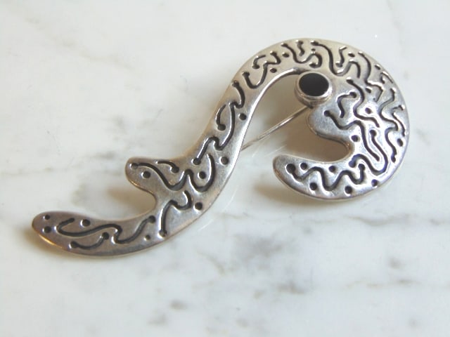 Women Vintage Sterling Silver Brooch W/ Modern Design: FOR SALE IS THIS VINTAGE ESTATE .925 STERLING SILVER DESIGNER BROOCH WITH MODERN DESIGN. THE BROOCH MEASURES 3 1/4" LONG BY 1/2" WIDE AND WEIGHS 19.8g. ANY OTHER QUESTIONS, PLEASE ASK. BE SURE TO CHEC